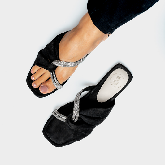 Delicate Stone Twist Sandals – Black